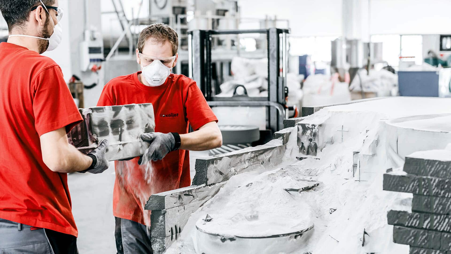 从voxeljet解开VX2000的包装。